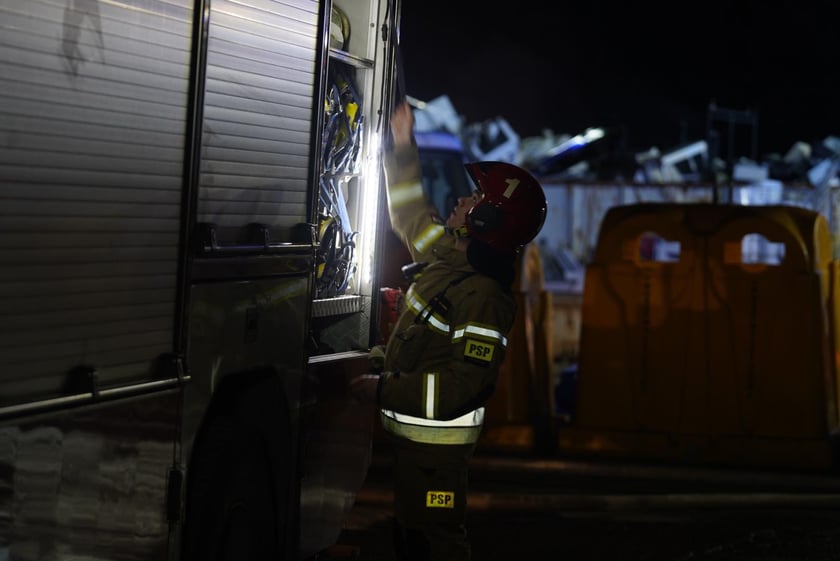 Akcja gaśnicza straży pożarnej w Kiełczowie. Duży pożar na składowisku akumulatorów i baterii