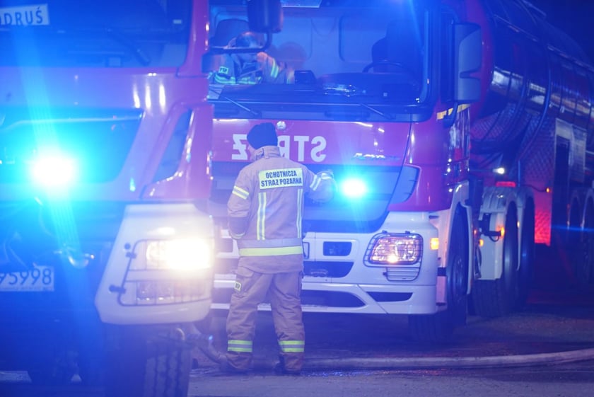 Akcja gaśnicza straży pożarnej w Kiełczowie. Duży pożar na składowisku akumulatorów i baterii