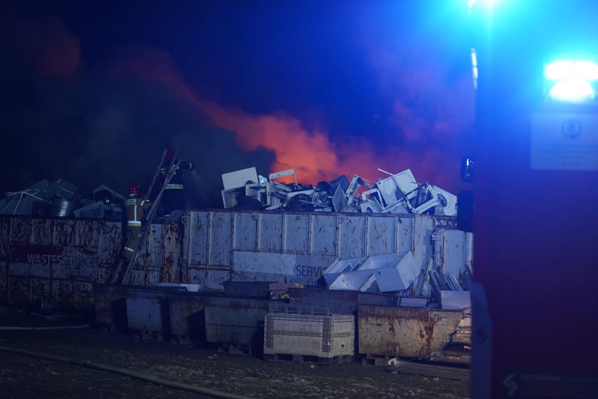 Akcja gaśnicza straży pożarnej w Kiełczowie. Duży pożar na składowisku akumulatorów i baterii