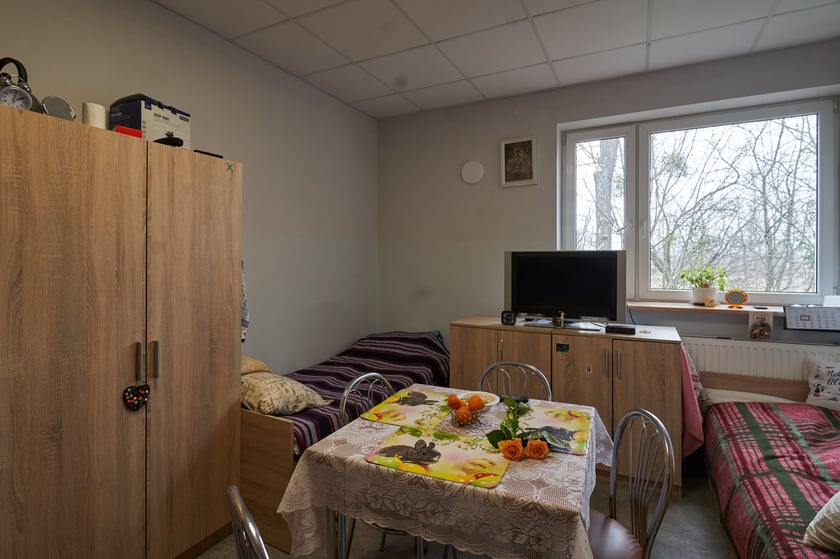 Jeden z pokoj&oacute;w mieszkanek schroniska