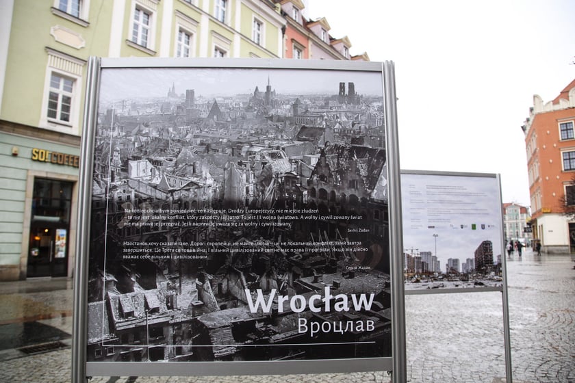Na zdjęciu: Wystawa fotograficzna poświęcona zniszczonym miastom europejskim