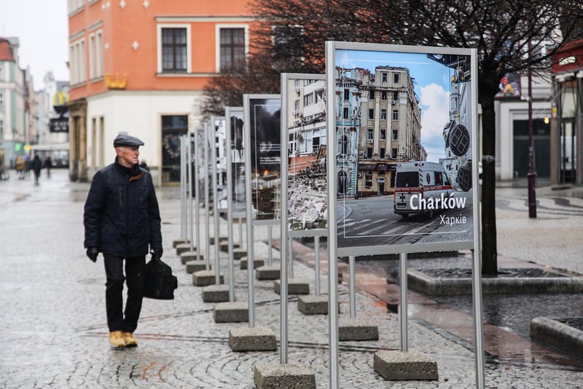 Na zdjęciu: Wystawa fotograficzna poświęcona zniszczonym miastom europejskim