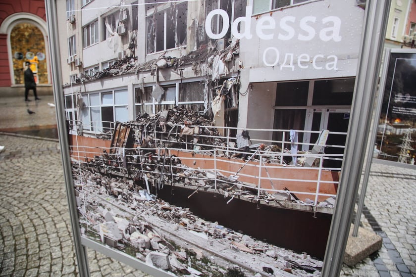 Na zdjęciu: Wystawa fotograficzna poświęcona zniszczonym miastom europejskim