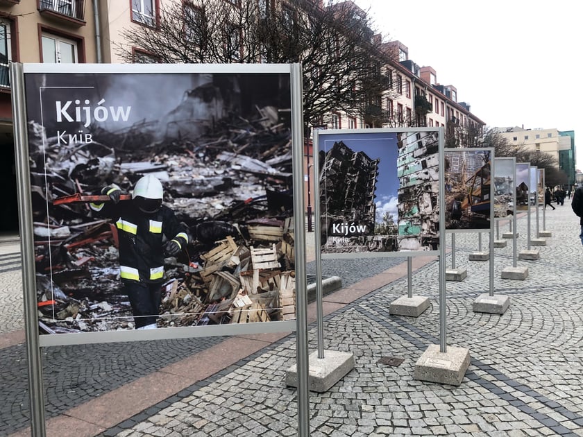 Na zdjęciu: Wystawa fotograficzna poświęcona zniszczonym miastom europejskim