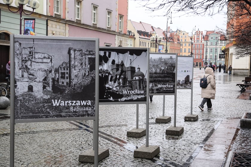 Na zdjęciu: Wystawa fotograficzna poświęcona zniszczonym miastom europejskim