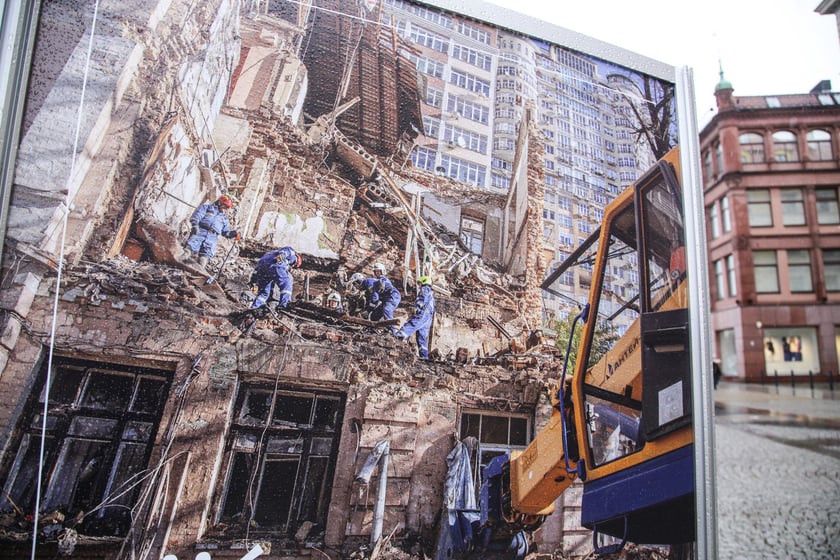 Na zdjęciu: Wystawa fotograficzna poświęcona zniszczonym miastom europejskim