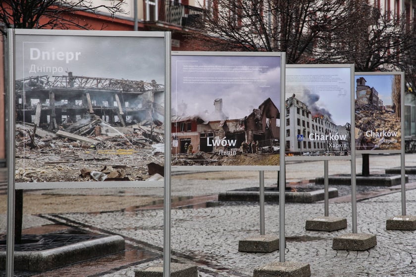 Na zdjęciu: Wystawa fotograficzna poświęcona zniszczonym miastom europejskim