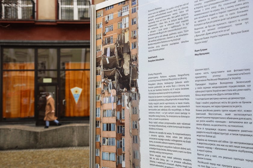 Na zdjęciu: Wystawa fotograficzna poświęcona zniszczonym miastom europejskim