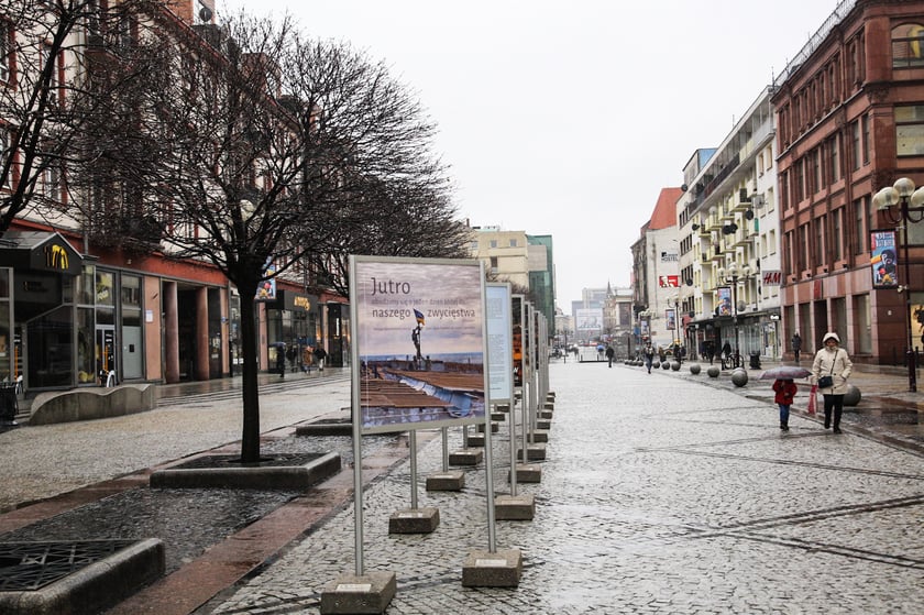 Na zdjęciu: Wystawa fotograficzna poświęcona zniszczonym miastom europejskim