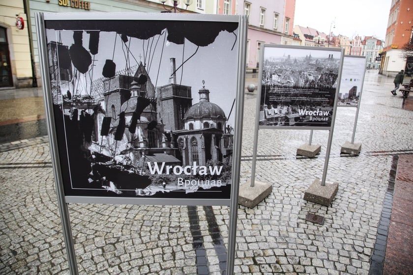 Na zdjęciu: Wystawa fotograficzna poświęcona zniszczonym miastom europejskim