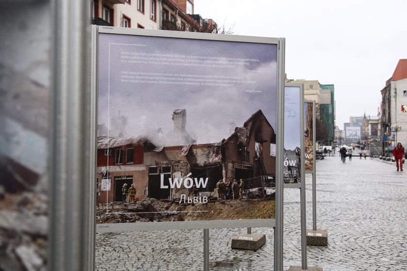 Na zdjęciu: Wystawa fotograficzna poświęcona zniszczonym miastom europejskim