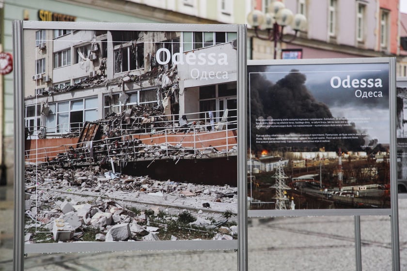 Na zdjęciu: Wystawa fotograficzna poświęcona zniszczonym miastom europejskim