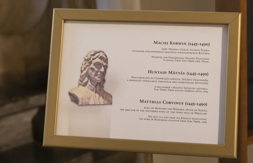 Tablica informacujna o węgierskim kr&oacute;lu Macieju Korwinie