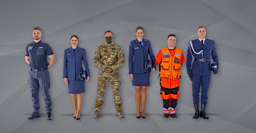 Umundurowanie służby więziennej &ndash; zobaczcie jak wyglądają?
Funkcjonariusze służby więziennej mogą występować w umundurowaniu wyjściowym, służbowym albo wyposażeniu polowym. Dystynkcje oznaczają korpus oraz stopień służbowy funkcjonariusza.