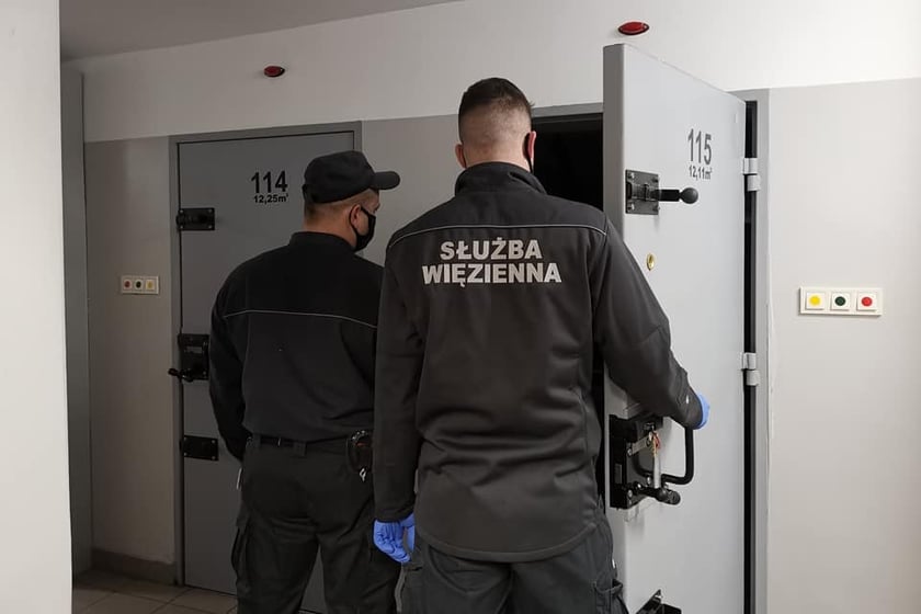 Zostań strażnikiem w więzieniu lub areszcie! Szukają pracowników i kuszą zarobkami. Czekają wolne etaty