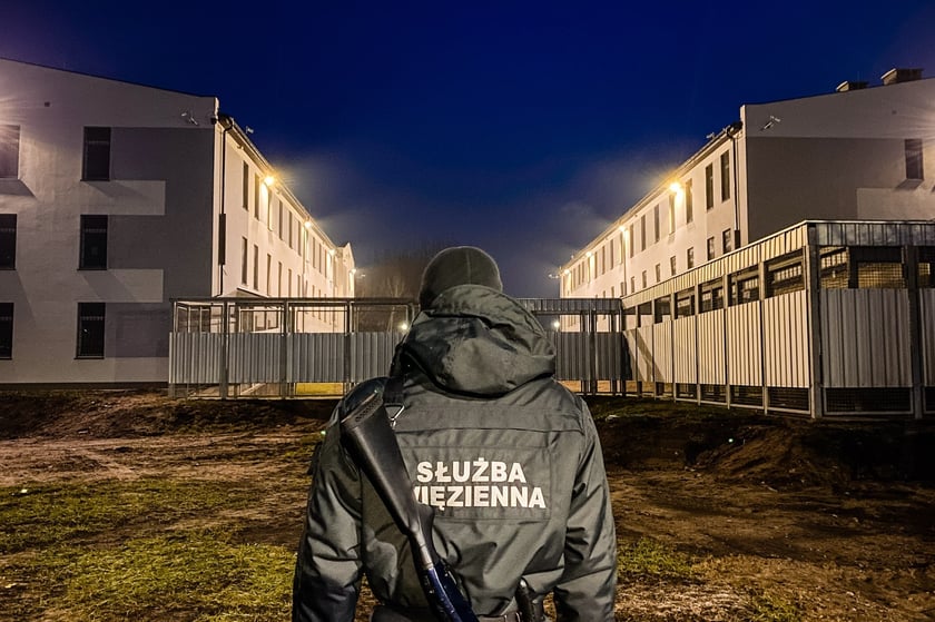 Zostań strażnikiem w więzieniu lub areszcie! Szukają pracowników i kuszą zarobkami. Czekają wolne etaty