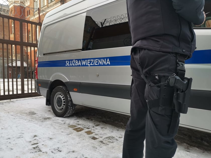 Zostań strażnikiem w więzieniu lub areszcie! Szukają pracowników i kuszą zarobkami. Czekają wolne etaty