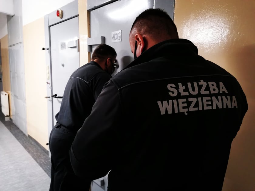 Zostań strażnikiem w więzieniu lub areszcie! Szukają pracowników i kuszą zarobkami. Czekają wolne etaty