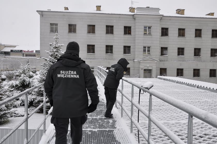 Zostań strażnikiem w więzieniu lub areszcie! Szukają pracowników i kuszą zarobkami. Czekają wolne etaty