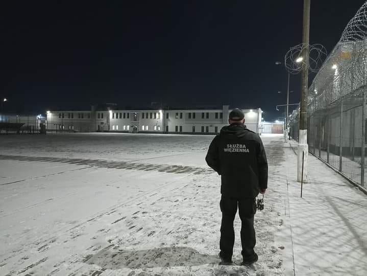 Zostań strażnikiem w więzieniu lub areszcie! Szukają pracowników i kuszą zarobkami. Czekają wolne etaty
