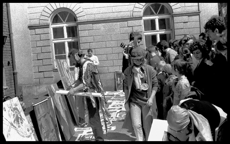 Na zdjęciu: zabawa student&oacute;w podczas juwenali&oacute;w z 1971 roku