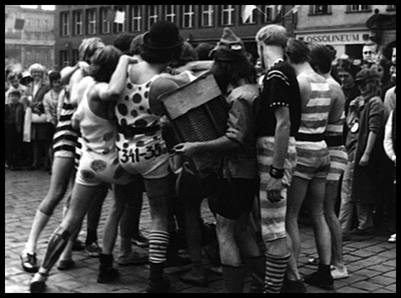 Na zdjęciu: zabawa student&oacute;w podczas juwenali&oacute;w z 1971 roku