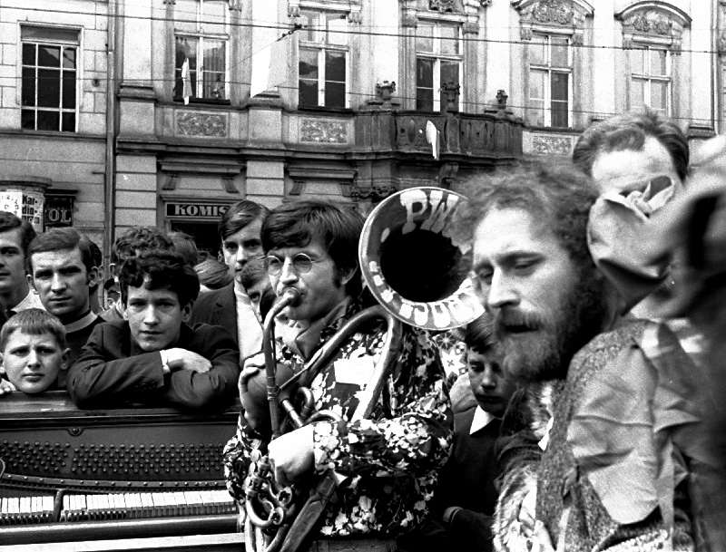 Na zdjęciu: zabawa student&oacute;w podczas juwenali&oacute;w z 1971 roku