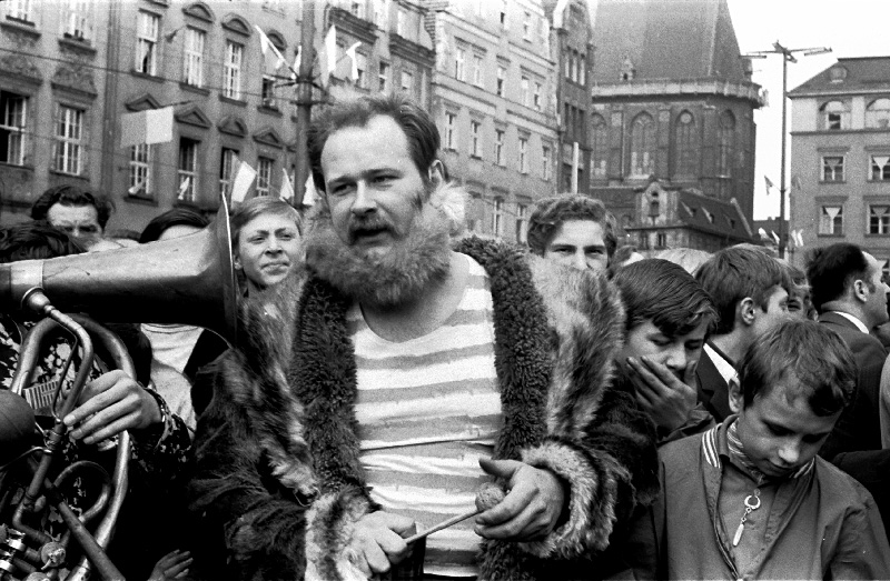 Na zdjęciu: zabawa student&oacute;w podczas juwenali&oacute;w z 1971 roku