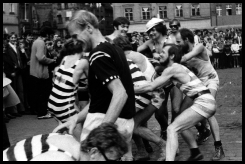 Na zdjęciu: zabawa student&oacute;w podczas juwenali&oacute;w z 1971 roku