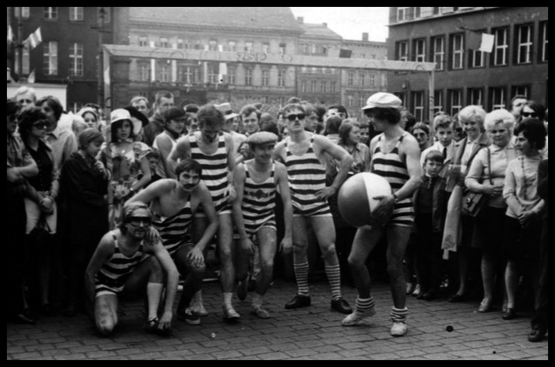 Na zdjęciu: zabawa student&oacute;w podczas juwenali&oacute;w z 1971 roku