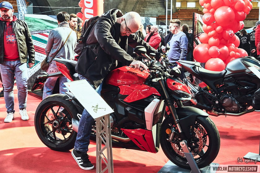 Motocykliści i odwiedzający targi Wrocław Motorcycle Show / zdjęcia archiwalne