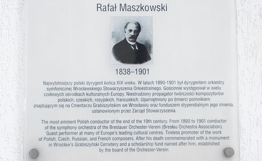 Tablica pamiątkowa Maszkowskiego na budynku dawnej filharmonii