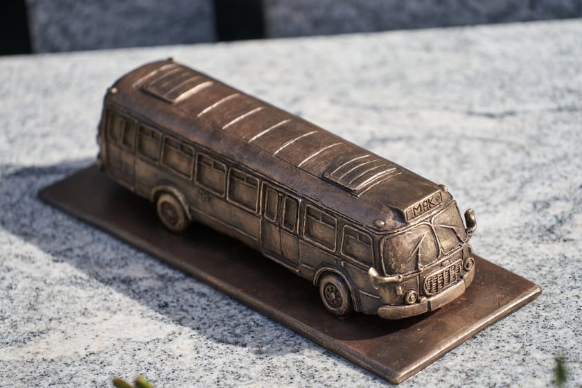 Autobus Ogórek został postawiony na nagrobku Tomasza Surowca - człowieka, który zatrzymał Wrocław w 1980 roku
