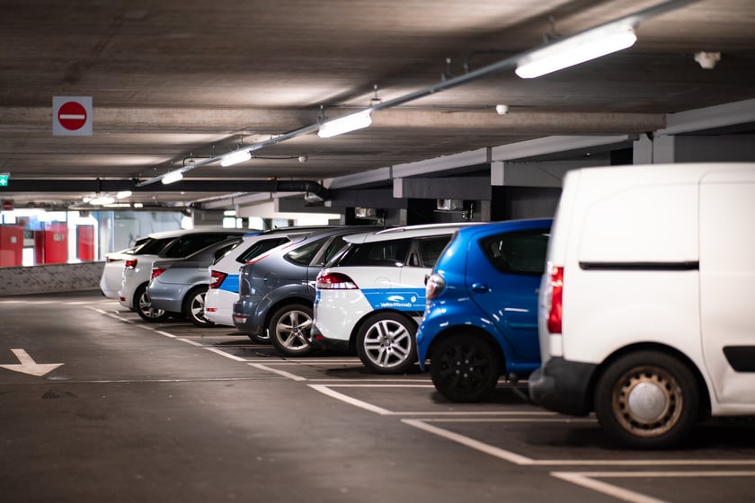 Zainteresowanie zakupem i wynajmem miejsc parkingowych rośnie. Wzrost popytu widoczny przede wszystkim w większych miastach wynika z rosnącej liczby samochod&oacute;w.&nbsp;