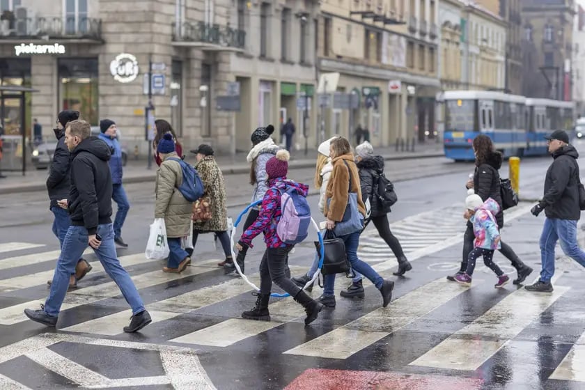 Większy urlop rodzicielski w 2023 r.
Po przyjęciu w Polsce unijnej dyrektywy work-life balance zwiększy się urlop rodzicielski.
Obecnie wynosi on 32 tygodnie i 34 tygodnie w przypadku ciąży mnogiej. Po zmianach będzie to odpowiednio 41 i 43 tygodnie.