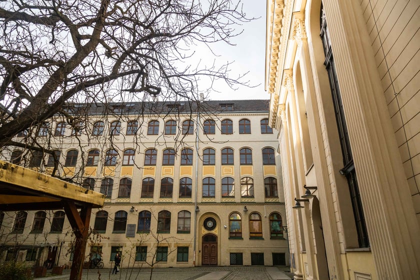 Podw&oacute;rko przed Synagogą pod Białym bocianem przy ulica Włodkowica