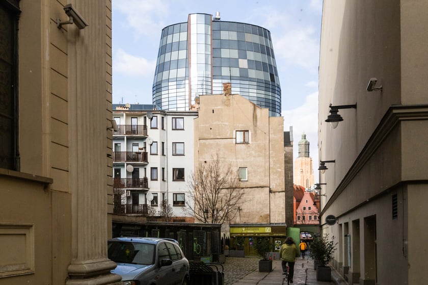 Podw&oacute;rko przed Synagogą pod Białym bocianem przy ulica Włodkowica. Na zdjęciu podw&oacute;rko blizej ulicy św. Antoniego