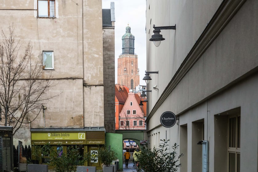 Podw&oacute;rko przed Synagogą pod Białym bocianem przy ulica Włodkowica. Na zdjęciu podw&oacute;rko blizej ulicy św. Antoniego