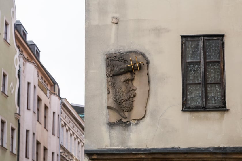 Ulica św. Mikołaja, tuż przez bazyliką św. Elżbiety znajdują się og&oacute;rdki na uboczu&nbsp;