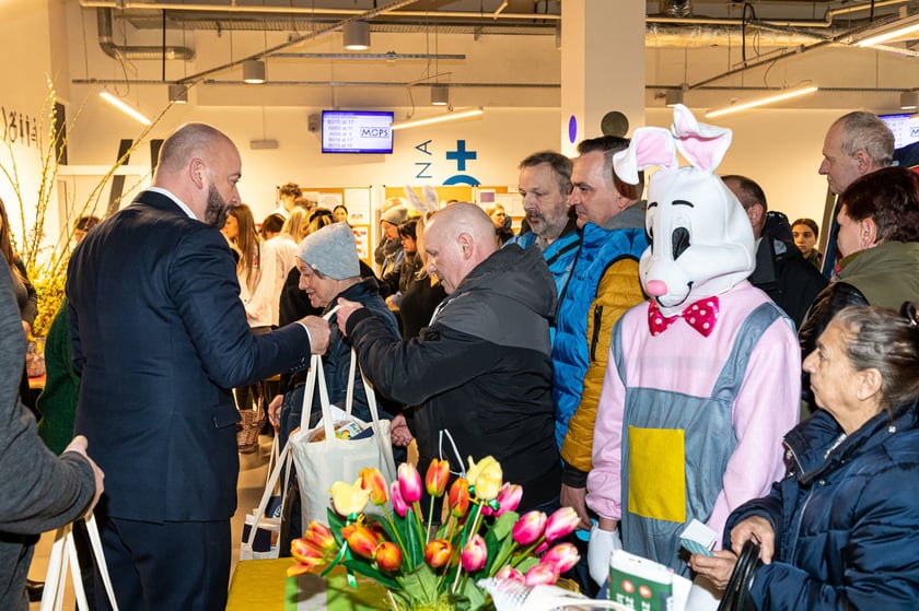 Rozdawanie Wielkanocnych Paczek Dobrych Relacji w MOPS przy ul. Namysłowskiej
