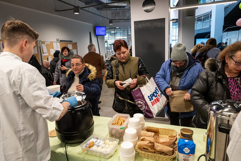 Uczniowie&nbsp;Zespołu Szk&oacute;ł Gastronomicznych we Wrocławiu przygotowali dla gości poczęstunek