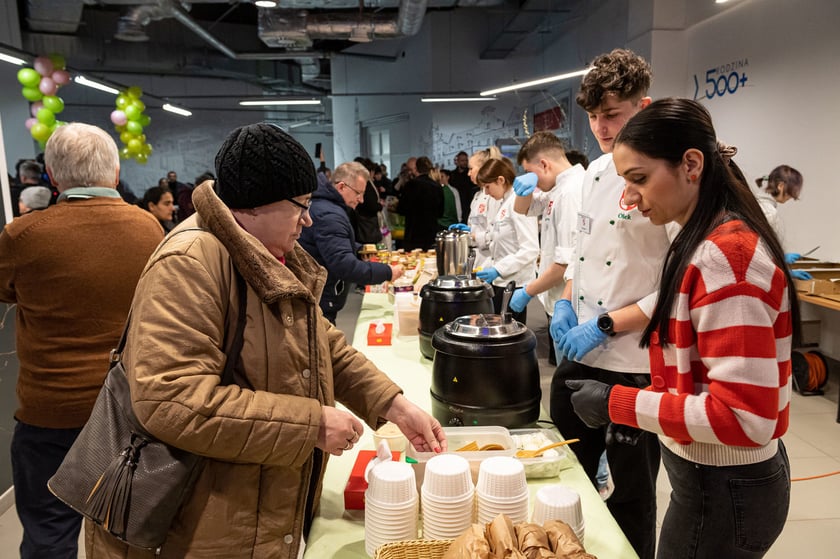 Uczniowie&nbsp;Zespołu Szk&oacute;ł Gastronomicznych we Wrocławiu przygotowali dla gości poczęstunek