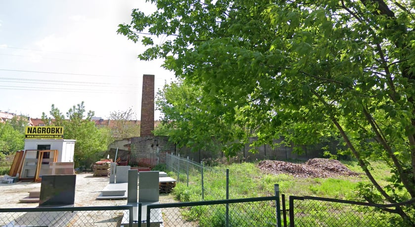 Działkowa 10 - Zarząd Zieleni Miejskiej złożył wniosek o wyburzenie ruin budynku wraz z kominem
