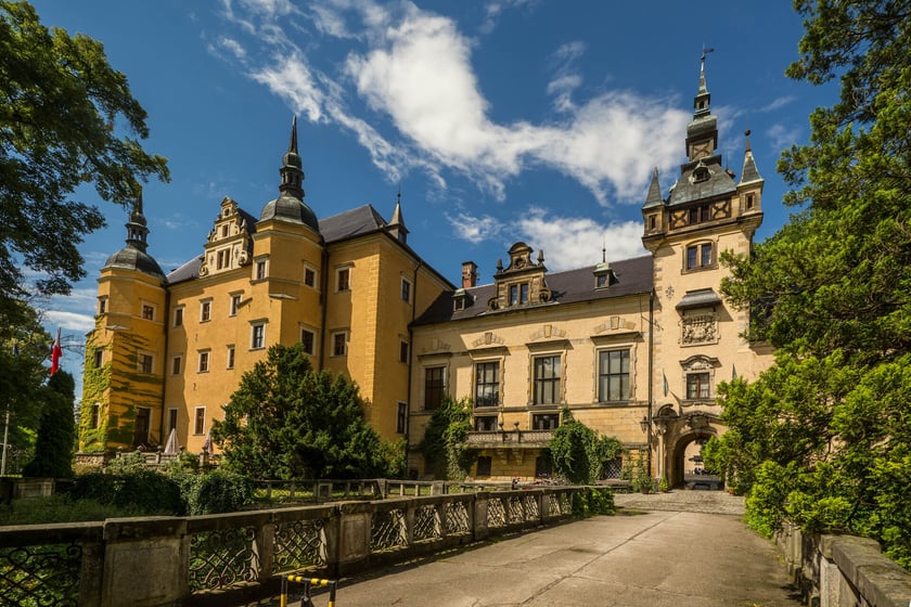 Zamek Kliczk&oacute;w
Zamek Kliczk&oacute;w znajduje się w samym sercu Bor&oacute;w Dolnośląskich.&nbsp;Zar&oacute;wno miłośnicy aktywnego wypoczynku, jak i osoby szukające wyciszenia i pełnego relaksu znajdą tutaj swoje miejsce.
&ndash; Mamy r&oacute;wnież doświadczenie w organizacji zar&oacute;wno kameralnych spotkań biznesowych, jak i konferencji, liczących kilkuset uczestnik&oacute;w. Dokładamy wszelkich starań, aby organizacja uroczystości rodzinnych &ndash; wesel, chrzcin, komunii, urodzin i r&oacute;żnego rodzaju jubileuszy, sprostała najbardziej wymagającym gustom.
Atrakcje dla gości:

zamkowe centrum SPA,
kryty basen z przeszkloną ścianą z widokiem na park,
dwie sauny fińskie,
mini siłownia,
sala zabaw dla dzieci,
wypożyczalnia rower&oacute;w,
boisko do sport&oacute;w plażowych,
piłkarzyki, tenis stołowy, bilard,
centrum jeździeckie (jazdy w terenie, bryczka, w&oacute;z konny, lekcje jazdy konnej),
zwiedzanie zamku z przewodnikiem (r&oacute;wnież w nocy),&nbsp;
spływy pontonowe rzeką Kwisą,
liczne trasy piesze i rowerowe,
imprezy o charakterze artystycznym i edukacyjnym.

Pok&oacute;j dla dw&oacute;ch os&oacute;b (ze śniadaniem) &ndash; w cenie od 579 zł za jedną noc. Dostępne są też inne pokoje. Szczeg&oacute;ły na stronie zamku.