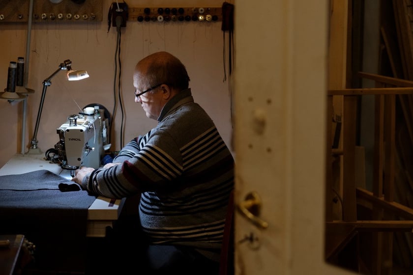 Cykl &bdquo;Nadodrzemieślnicy&rdquo;.&nbsp;Anatol &ndash; tapicer Anatol Korolczuk,&nbsp;ul. Kazimierza Jagiellończyka 7
Zakład pana Anatola działał tutaj od 1985 roku. Firma zajmowała się restauracją mebli stylowych oraz naprawą wszelkich mebli tapicerowanych.&nbsp;