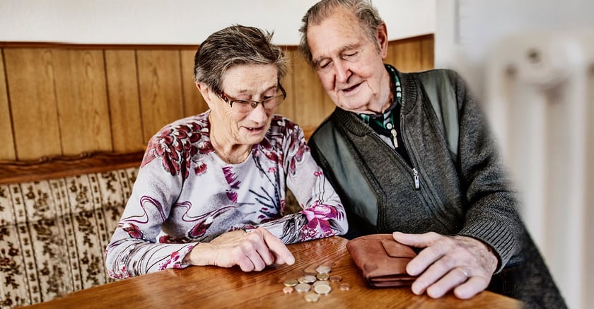 Seniorzy w 2023 r. mogą liczyć na waloryzację 13. i 14. emerytury.
Czternastki (jeśli będą takie sama zasady jak w 2022 r.) ZUS wypłaci seniorom we wrześniu i październiku.&nbsp;