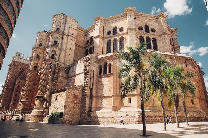 Hiszpania, ole! Malaga to nadmorskie miasto położone na południu skąpanego w słońcu P&oacute;łwyspu Iberyjskiego. W Maladze urodził się Antonio Banderas i&hellip; Pablo Picasso. Pan Pablo marzył, żeby w Maladze było muzeum z jego pracami. Jest. To chyba wystarczy?
Termin: 2 &ndash; 9 maja
Cena dla dw&oacute;ch os&oacute;b tam i z powrotem (na dzień 11 kwietnia): 1424 zł
Linia: Ryanair