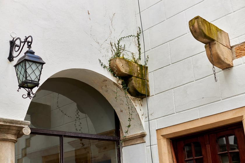 Gotycko-renesansowy zamek na wodzie był obronną siedzibą rycerską. Dziś można cieszyć się jego urodą oraz pięknym otoczeniem. Niezwykle urokliwe są również jego wnętrza.