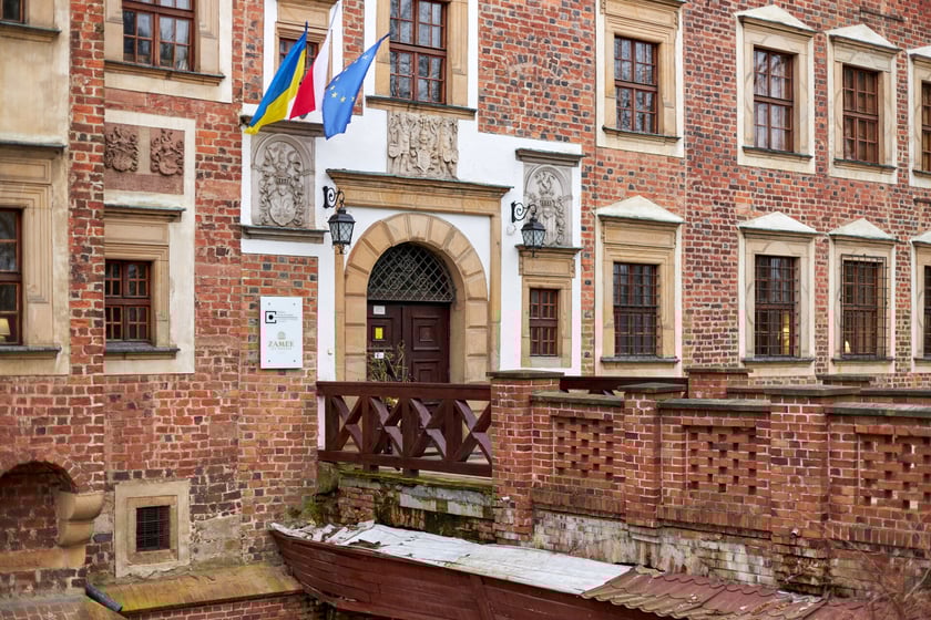 Gotycko-renesansowy zamek na wodzie był obronną siedzibą rycerską. Dziś można cieszyć się jego urodą oraz pięknym otoczeniem. Niezwykle urokliwe są również jego wnętrza.