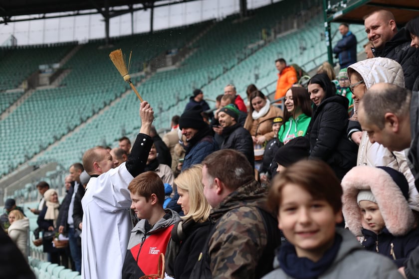 Święcenie pokarmów na Tarczyński Arena.